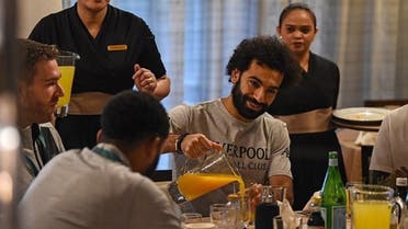 زميله: صلاح خطف "الخبز" من طبقي.. ومنعني من تناوله