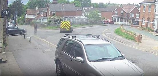 20 ثانية مُرعبة.. سائق دهس مُسنة وسحلها أسفل سيارته (فيديو)