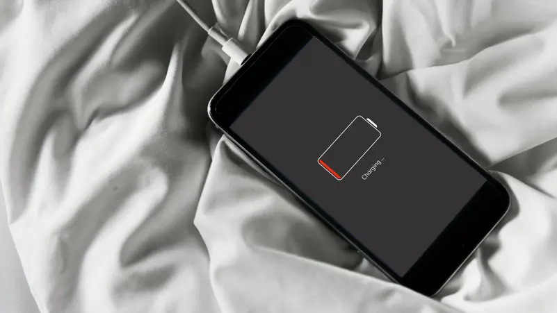 حقيقة أم خرافة.. هل يؤدي شحن الهاتف طوال الليل إلى إتلاف البطارية؟